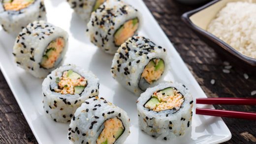 Как услуги доставки суши могут помочь при неожиданном приходе гостей