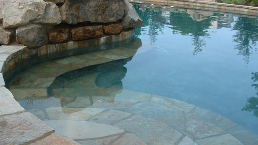 В чем заключаются плюсы бассейнов из натурального камня